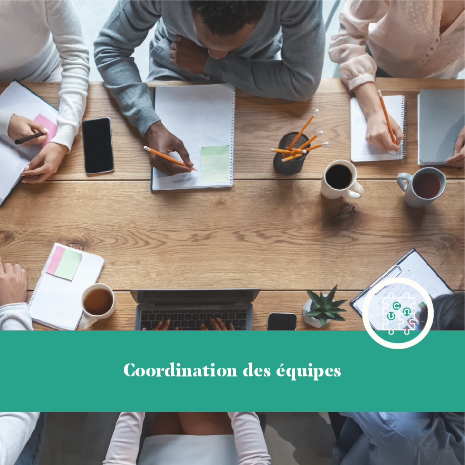 Vue plongeante sur une réunion hebdomadaire d'équipe autour d'une table